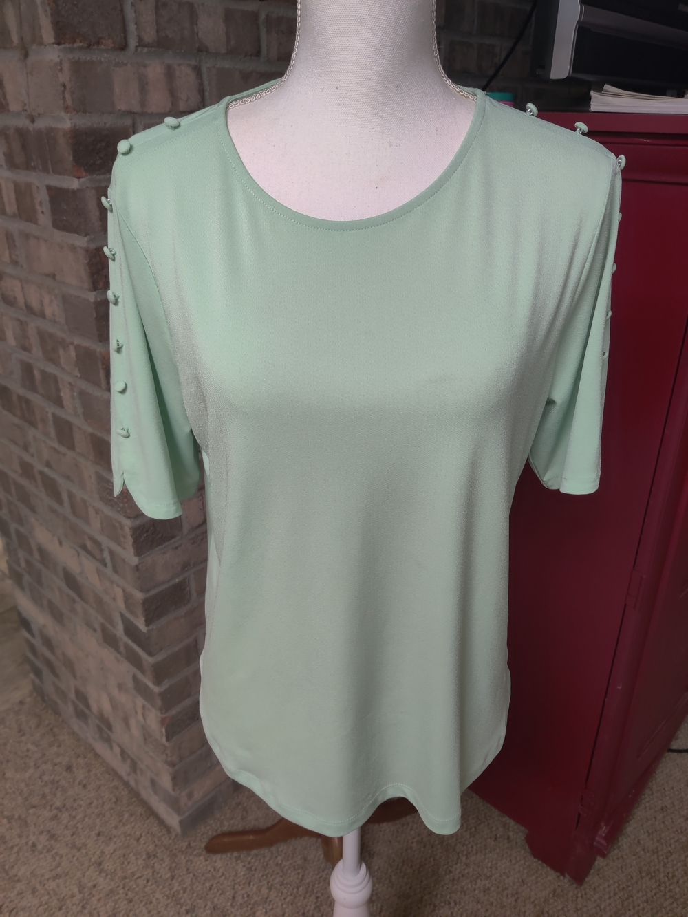 Liz Claiborne Mint Green Short Sleeve Top with Shoulder Button Trim, Size Medium